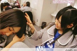 一个女生摸了另一个女生头发，一个女孩子愿意让你摸她头发代表