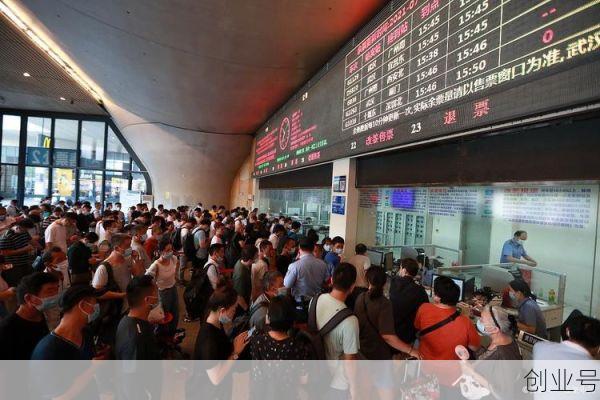 询问退票遭火车站工作人员喇叭敲头，男子询问退票遭火车站人员敲头